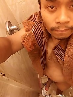 Mad asian cougar is exposing her sexy body on photo